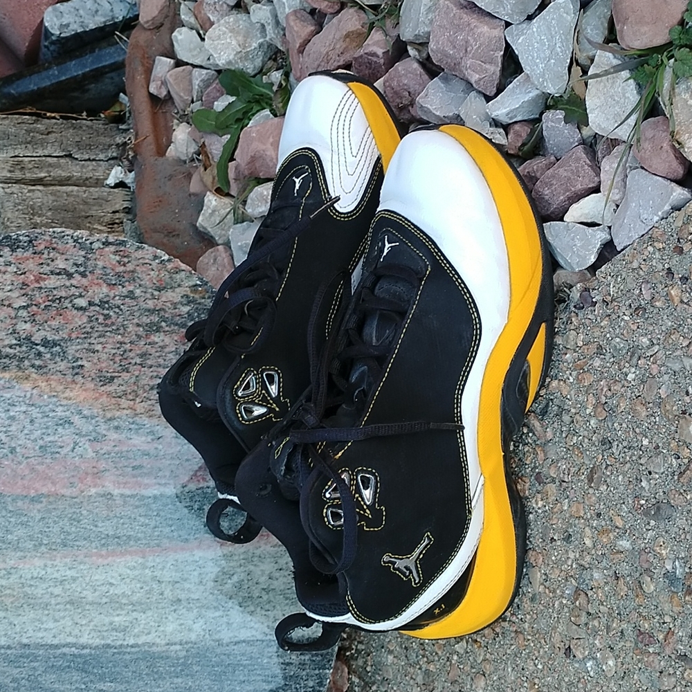 Jordan athletic sneakers black & yellow youth sz 6